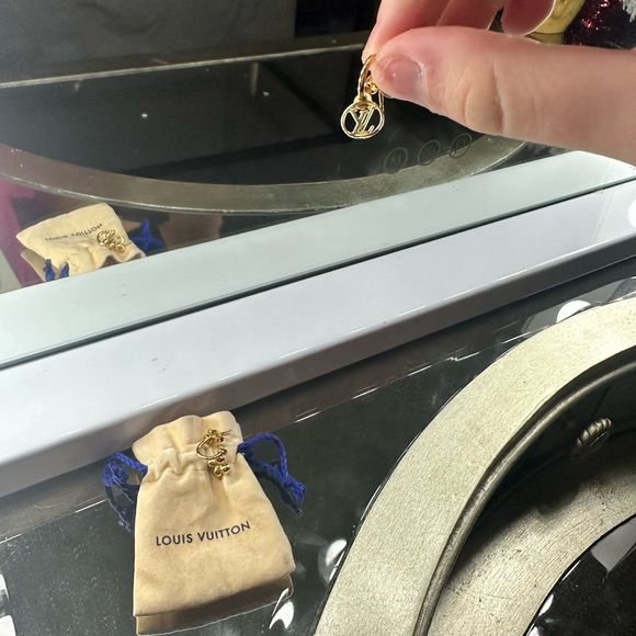 Gold Louis Vuitton earrings - Picture 9 of 10